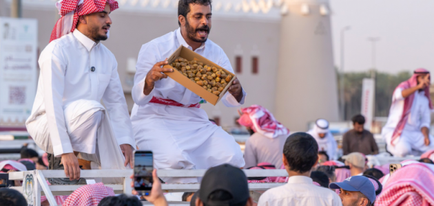 200 دلّال يضبطون سوق التمور في كرنفال بريدة
