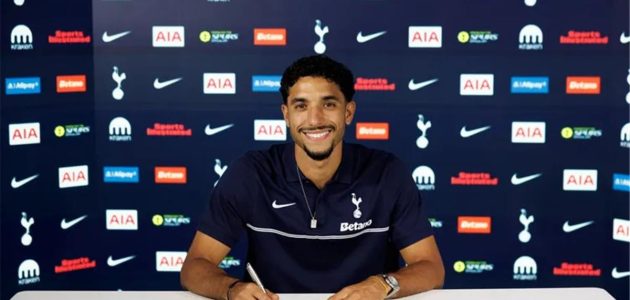 أول مباراة له مع توتنهام هوتسبير في الدوري الإنجليزي